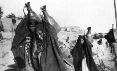 Kvinnelige vannbærere, Amarah, Irak, 1917-1919 av Unbekannt
