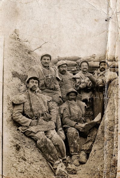 Første verdenskrig (1914-1918): Hårete soldater i vinterdrakt i en skyttergrav i 1916-1917. De bruker saueskinnsjakker og gassmaske. av Unbekannt