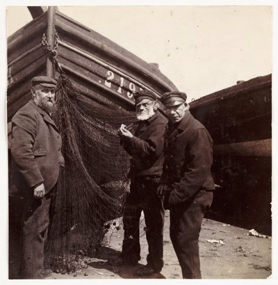 Fiskere som står ved et garn, ca 1905 av Unbekannt