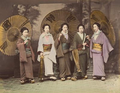 [Fem japanske kvinner i tradisjonell kjole med parasoller], 1870-tallet. av Unbekannt