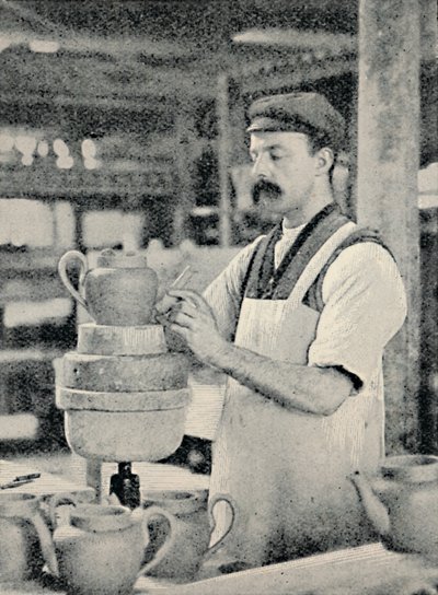 Festetut på en tekanne, c1917 av Unbekannt
