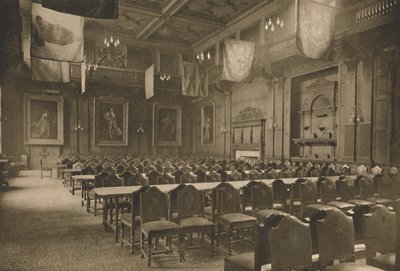 Flagghengt storsal der det mektige kjøpmannsselskapet holder sine banketter, c1935. av Unbekannt