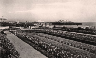 Blomsterhager og West Pier, Brighton, Sussex, 1938 av Unbekannt