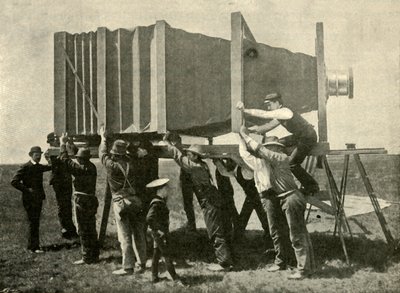 Fokuserer på det gigantiske kameraet for arbeid, 1901. av Unbekannt