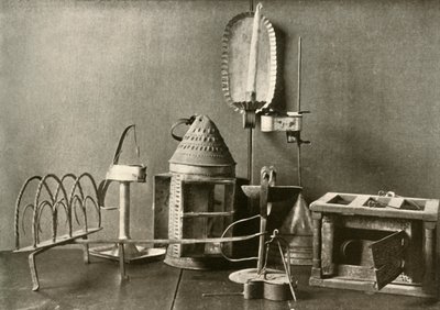 Fotvarmer, oljelamper, stearinlyslampe, tinnlykt og brødrister, 1700-tallet, 1937. av Unbekannt