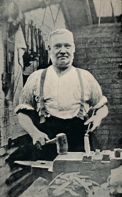 Forging a Blade, c1917 av Unbekannt