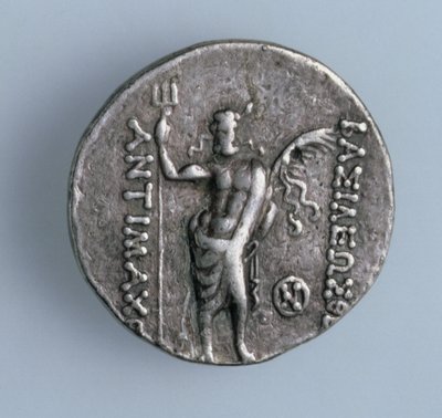 Fire drakmestykker, bakside som viser den greske guden Poseidon som representerer den indiske treforkbærende guden Siva, fra det greske kongeriket Bactria, 2. århundre f.Kr. (sølv) (for forside se 90846) av Unbekannt