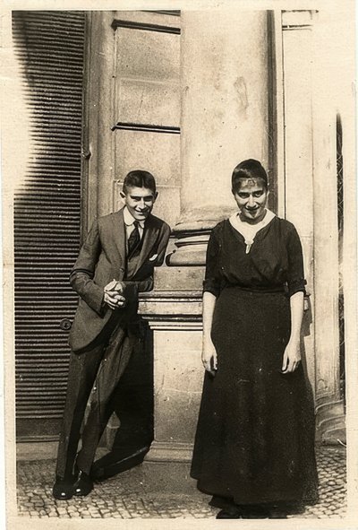 Franz Kafka med søsteren Ottla foran Oppelthuset i Praha. Rundt 1914 av Unbekannt