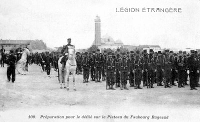 Fransk fremmedlegion forbereder seg på å marsjere på platået Faubourg Bugeaud, Algerie, 1900-tallet av Unbekannt