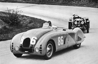Fransk Grand Prix, 1936: En ny strømlinjeformet Bugatti, etterfulgt av en Riley, 1936, 1937 av Unbekannt