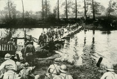 Franske tropper krysser en elv, 1919. av Unbekannt