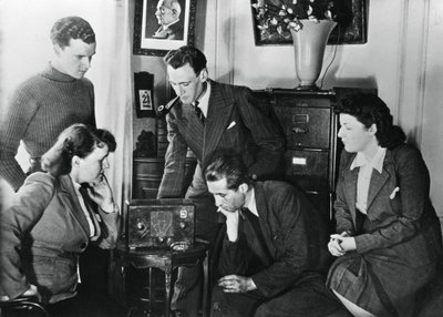 Franske borgere lytter til en sending av Vichy visepremier Admiral Darlan, 23. mai, 1941 av Unbekannt