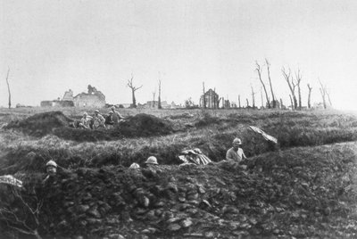 Fransk infanteri etablerer reserveposisjoner foran en ødelagt gård, Picardie, Frankrike, 1918 av Unbekannt