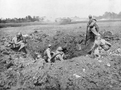 Fransk infanteri hviler i et skjellhull, Chemin des Dames, Frankrike, 11. juni 1918 av Unbekannt