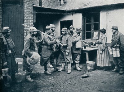 Franske soldater som kommer tilbake fra skyttergravene, stopper for forfriskning, ca 1914 av Unbekannt