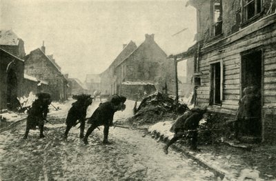 Franske tropper krysser en landsbygate under tysk ild, første verdenskrig, 1914-1915, c1920. av Unbekannt