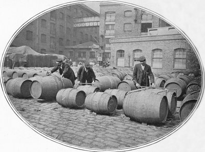 Måling av vinfat ved London Docks, c1900 1901 av Unbekannt