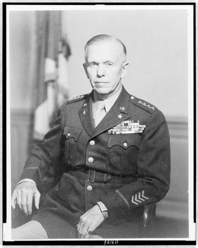 Gen. George Catlett Marshall, halvlangt portrett, sittende, vendt litt til venstre, i uniform, ca. 1944 (s/hvitt-foto) av Unbekannt