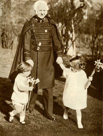 General Bramwell Booth med sine to barnebarn, 1929, 1935. av Unbekannt