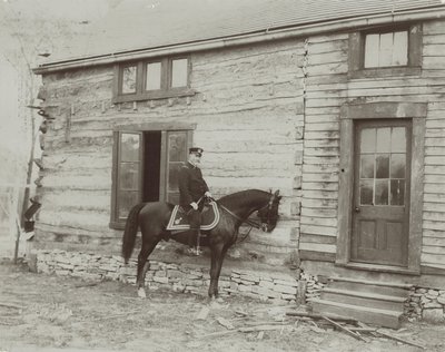 General Frederick Dent Grant på hesteryggen foran hytta (Hardscrabble) bygget av faren, Ulysses S. Grant av Unbekannt