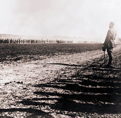 General Henri Gouraud oppmålingsfelt av tropper, c1914-c1918. av Unbekannt