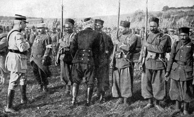 General Joseph Joffre deler ut medaljer, Alsace, Frankrike, 1915 av Unbekannt