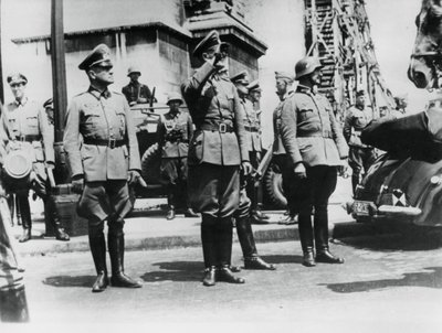 General von Bock hyller tyske tropper som paraderer forbi Triumfbuen, Paris, 14. juni 1940 av Unbekannt