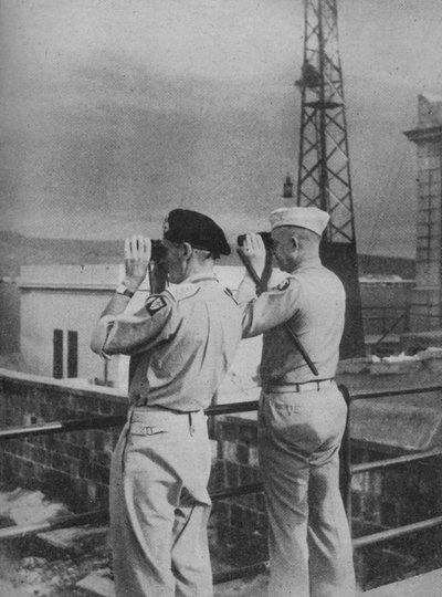 Generalene Montgomery og Eisenhower utsikt fra en balkong i Messina, det italienske fastlandet, 1943-44 av Unbekannt