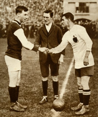 George Kay og Joe Smith før avspark, FA-cupfinale, Wembley Stadium, London, 1923, 1935. av Unbekannt