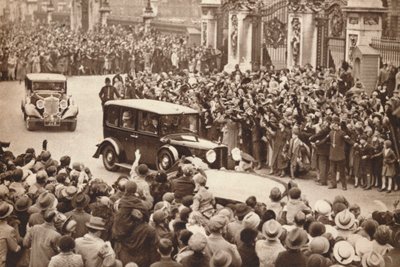 George VI og dronning Elizabeth forlot Buckingham Palace for å feriere i Windsor, 1937 av Unbekannt