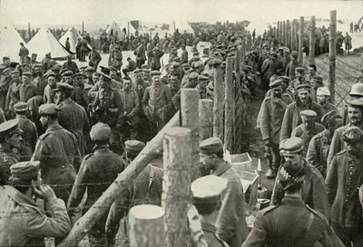 Tyske fanger som går inn i burene, 1919. av Unbekannt