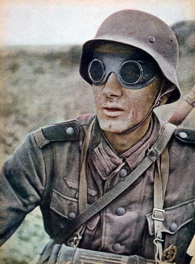 Tysk motorsykkelsoldat på vei østover, Russland, 1942 av Unbekannt