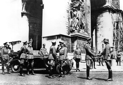 Tyske offiserer ved Triumfbuen under seiersparaden, Paris, juni 1940 av Unbekannt