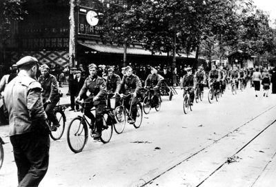 Tysk soldat som sykler gjennom gatene i Paris, juni 1940 av Unbekannt