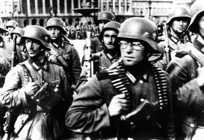 Tyske soldater marsjerte i Paris, 14. juni 1940 av Unbekannt