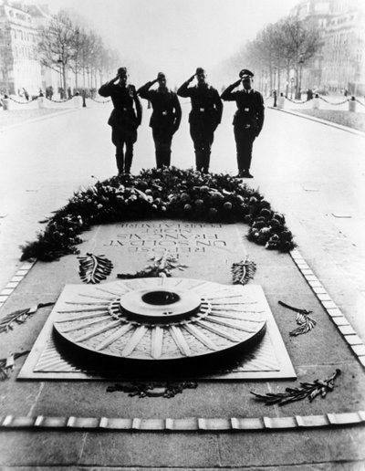 Tyske soldater som hilser graven til den ukjente soldaten, Paris, desember 1940 av Unbekannt