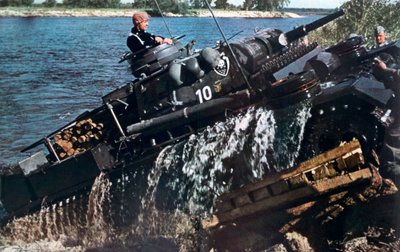 Tysk tank som forser en elv, Russland, 1941 av Unbekannt