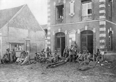 Tyske tropper sitter på trappene til Vareddes rådhus, Frankrike, 1914 av Unbekannt