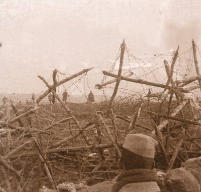 Tyskere kommer ut av skyttergravene, Massiges, Nord-Frankrike, c1914-c1918. av Unbekannt