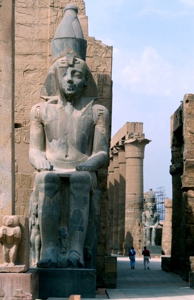 Kjempestatue av Ramses II tredje konge av det 19. dynastiet, Luxor, Egypt, c1279-c1213 f.Kr. av Unbekannt