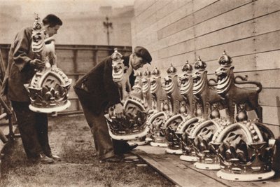Gilded Crowns for the Mall, 1937 av Unbekannt
