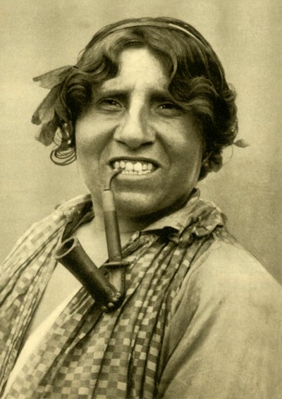 Sigøynerkvinne som røyker pipe, Burgenland, Østerrike, c1935. av Unbekannt