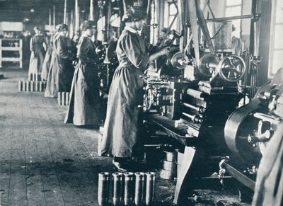 Jenteammunisjonsarbeidere ved dreiebenkene deres i en skotsk mølle, c1914 av Unbekannt
