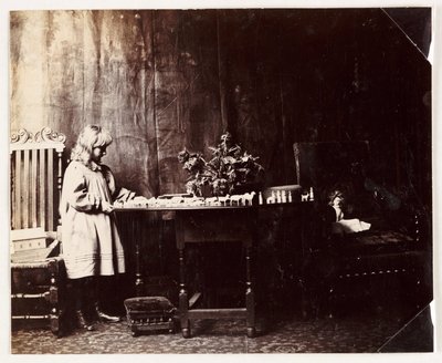 Jente som leker med et Noahs Ark-leketøysett, ca 1905 av Unbekannt