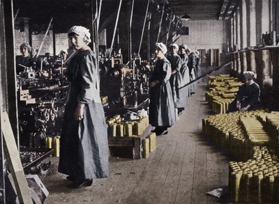 Jentearbeidere i en ammunisjonsfabrikk, 1915 av Unbekannt
