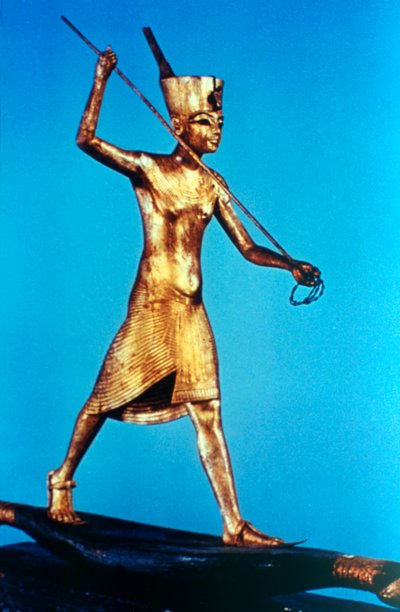 Gullfigur av kong Tutankhamon stående på en sivbåt og spydfisk, 1300-tallet f.Kr. av Unbekannt