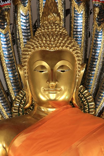 Gylden Buddha tar jorden for å være vitne. Wat Pho - Wat Phra Chettuphon. 1788. Bangkok. Thailand av Unbekannt