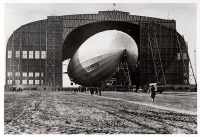 Graf Zeppelin festet til den mobile ankermasten, Lakehurst, New Jersey, USA, 1930, 1933 av Unbekannt