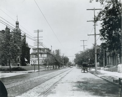 Grand Avenue nord fra Washington Avenue. Tredje baptistkirke til høyre. University Club til venstre, tidligere residens til George W. Allen. av Unbekannt