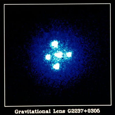 Gravitasjonslinse G2237+0305 av Unbekannt